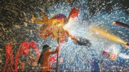 湖南吉首市河溪镇举行钢火烧龙展演