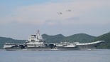 山东舰航母编队抵达香港 歼15-T首次在航母甲板对公众开放_fororder_1751514553579_72