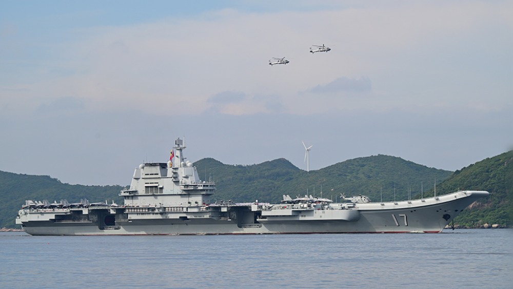 山东舰航母编队抵达香港 歼15-T首次在航母甲板对公众开放_fororder_1751514553579_72