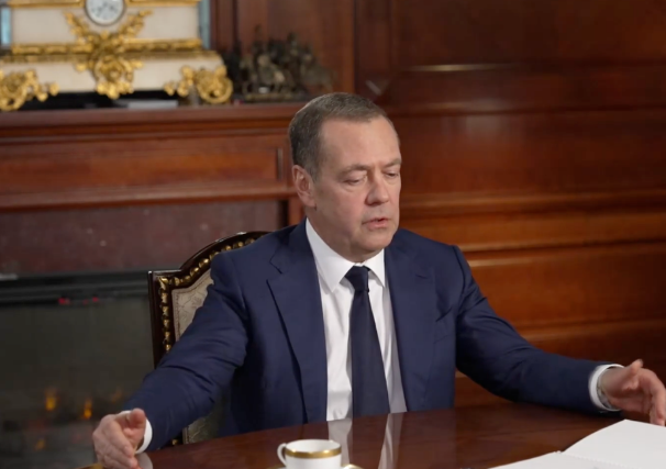 梅德韦杰夫：美国打击伊朗是“严重战略错误”