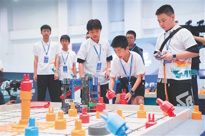 三亚：机器人竞赛显身手