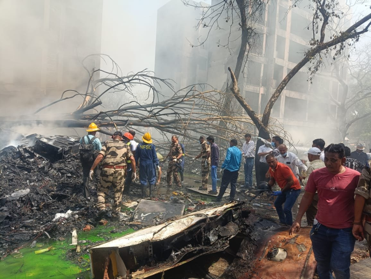 印媒称印度客机坠毁已造成至少120人死亡 机上乘客幸存的可能性极小_fororder_图片2
