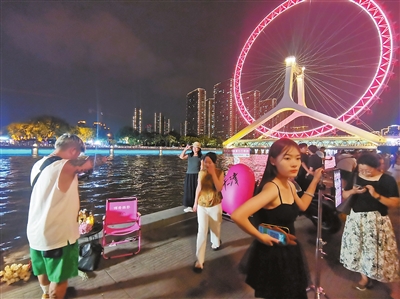 夜幕下的快门声——海河畔“夜拍师”点亮天津文旅新名片_fororder_p1_b (3)
