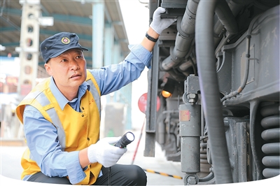 人民日报海外版关注丨青藏铁路工作者——守护雪域天路平安畅通