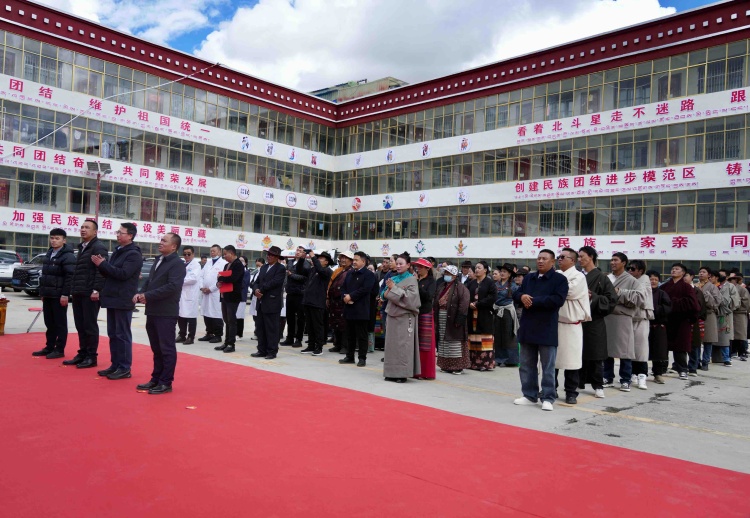 同升一面旗 共筑一个家那曲“红石榴”民族团结大院里的国庆节