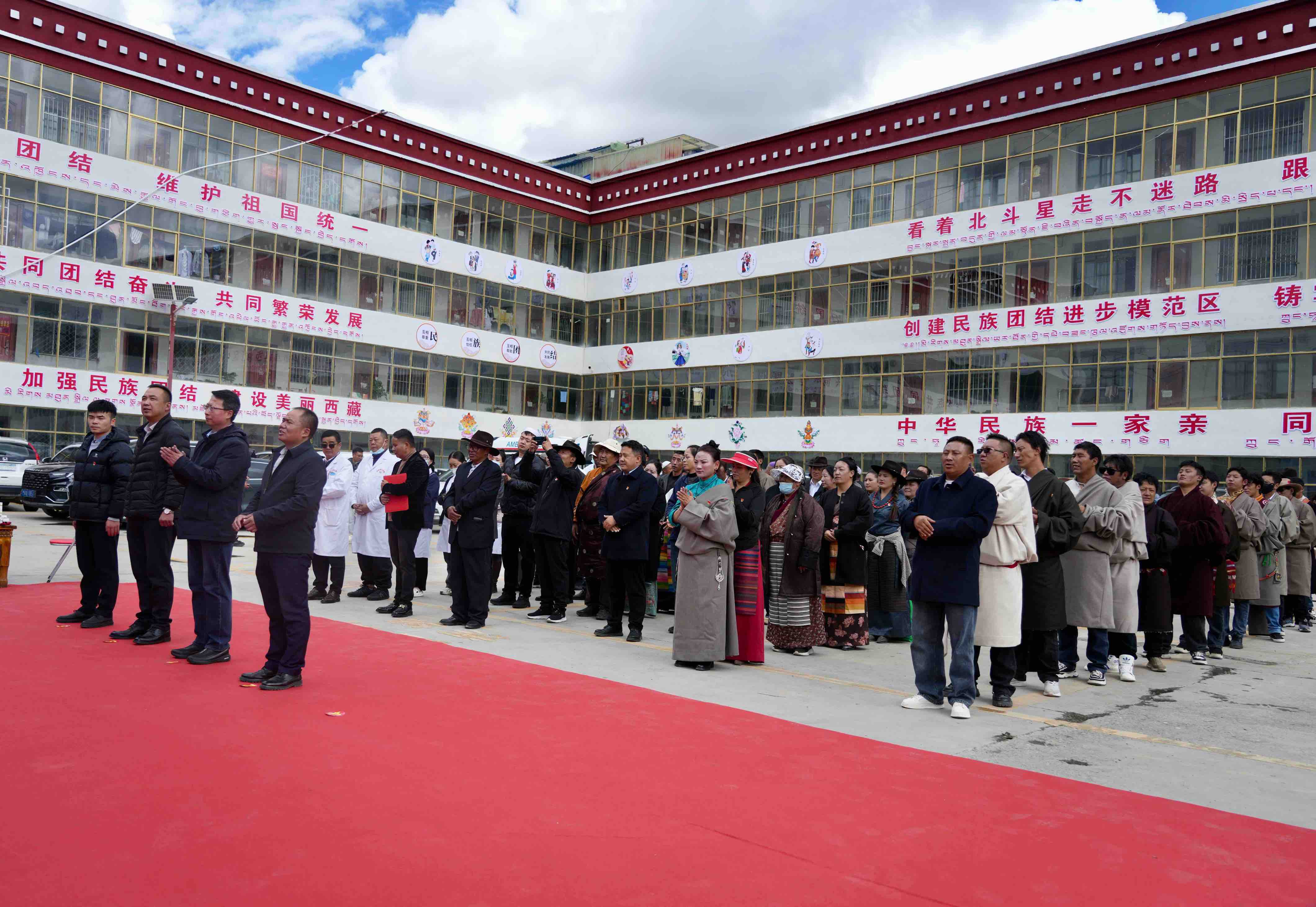 同升一面旗 共筑一个家那曲“红石榴”民族团结大院里的国庆节