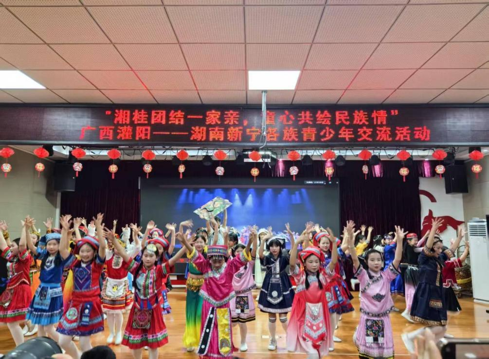 湘桂百名学子共绘民族团结同心圆_fororder_图片3