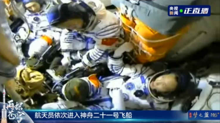 神二十一航天员张陆进入飞船返回舱