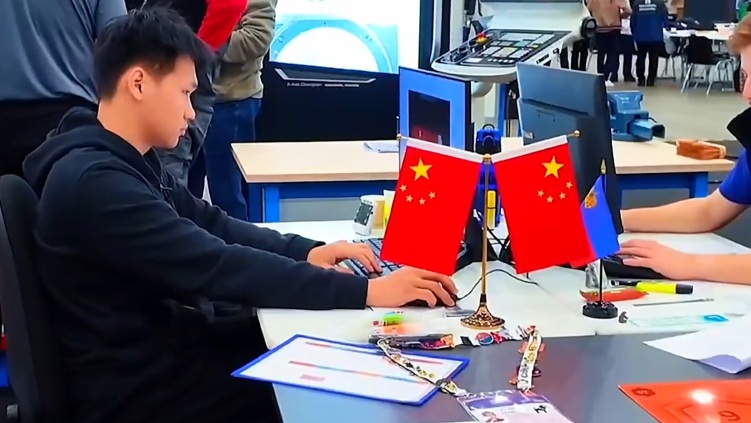 资讯有故事丨世界技能大赛冠军龙伟杰：0.02毫米的极致追求