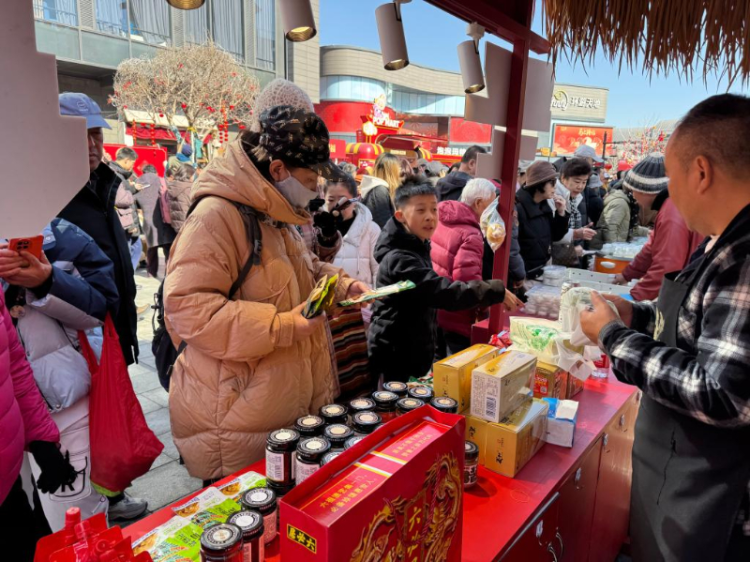 新春走基层·一线直击|打卡北京隆福寺：一篮年货 喜乐相伴