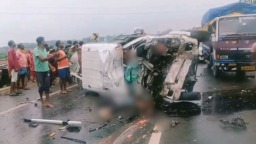 印度西孟加拉邦发生一起交通事故 9人死亡_fororder_2d7af9008f354d728c2006436dcd89cc