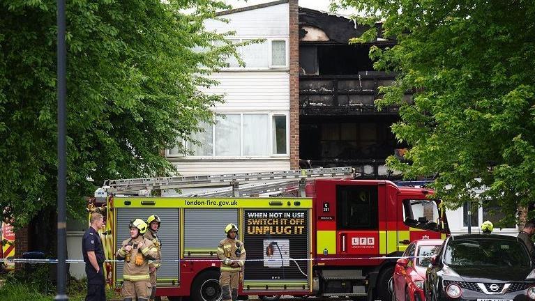 英国伦敦一住宅发生火灾 致4人死亡