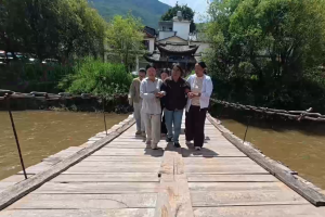 张桂梅带领华坪女高师生重走长征路