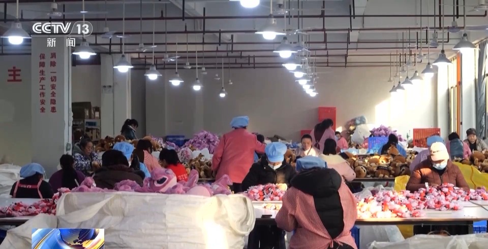 烟花走俏 麻将机大卖……外国人怎么过春节?中国节日“玩法”走向世界