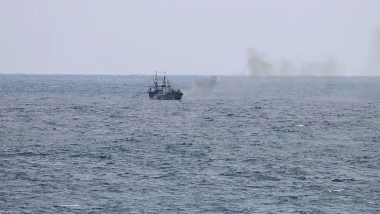 中国海警位钓鱼岛海域紧急救援中国台湾籍渔船