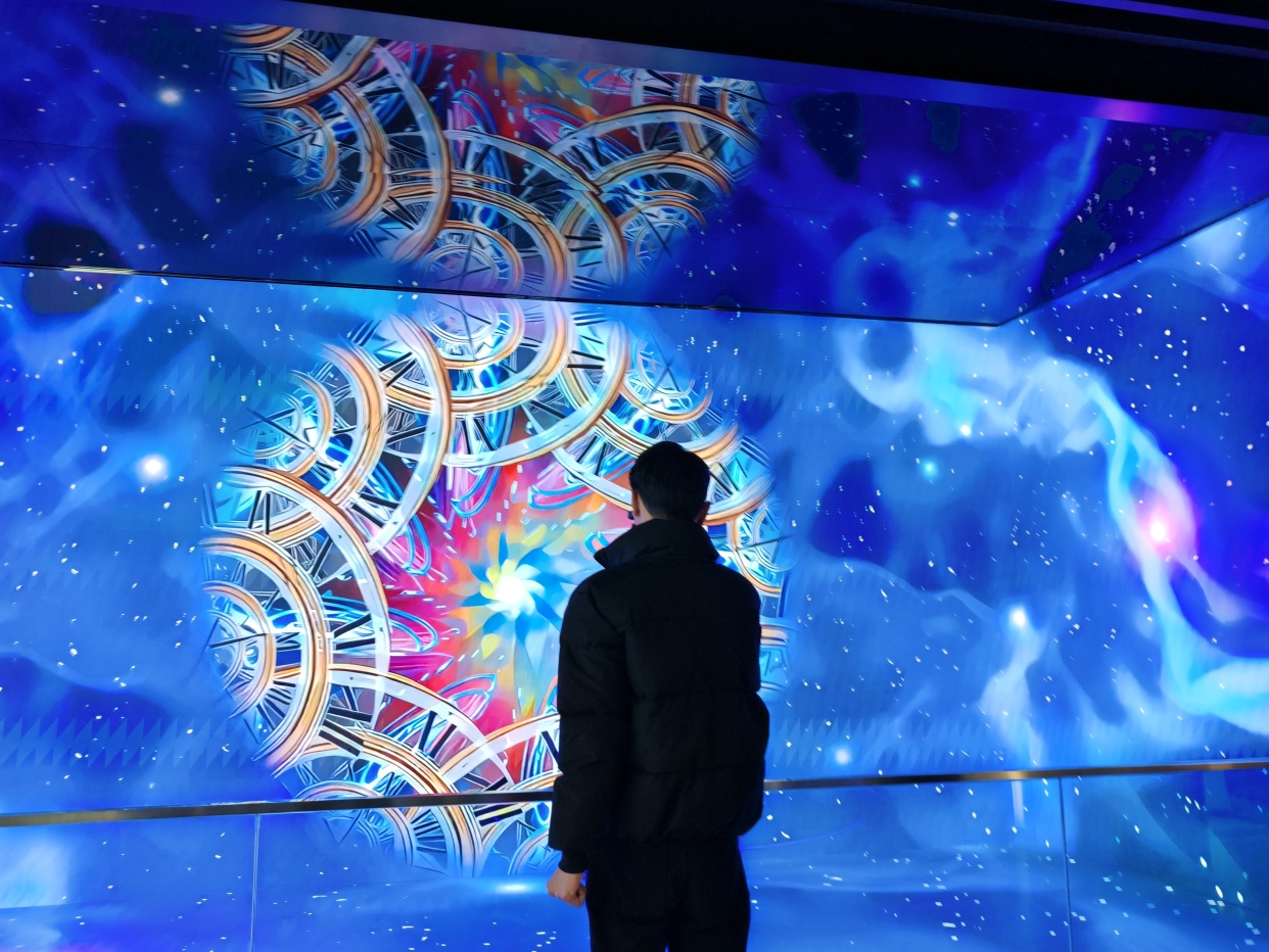 La Generación Z del Sur Global observa Beijing: diálogo entre la “Vieja Beijing” y su nueva vitalidad_fororder_老挝网红博主在8K超高清显示屏前驻足观看  摄影 曲畅