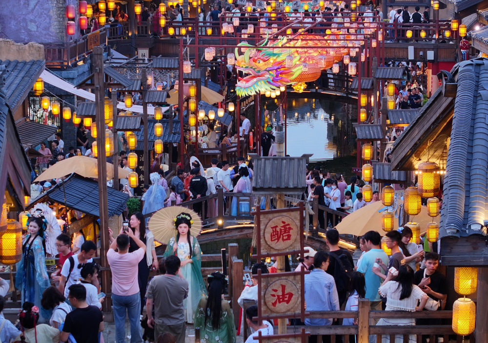 新华视点｜人气旺 市面暖 活力足——2025年“五一”假期盘点