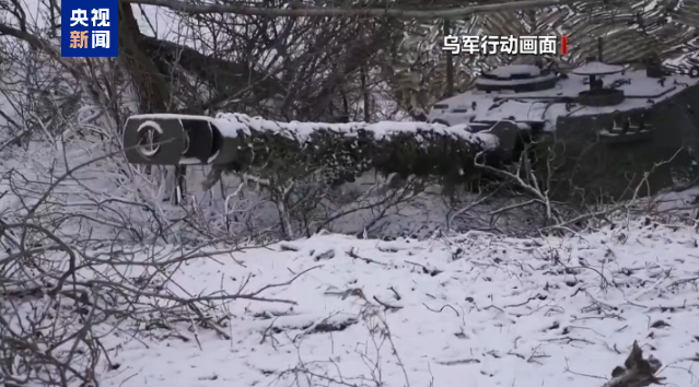 俄称打击乌军用机场 乌称袭击俄油库