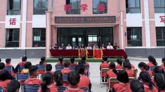 兰州理工大学驻村工作队联合爱心企业开展校服捐赠活动