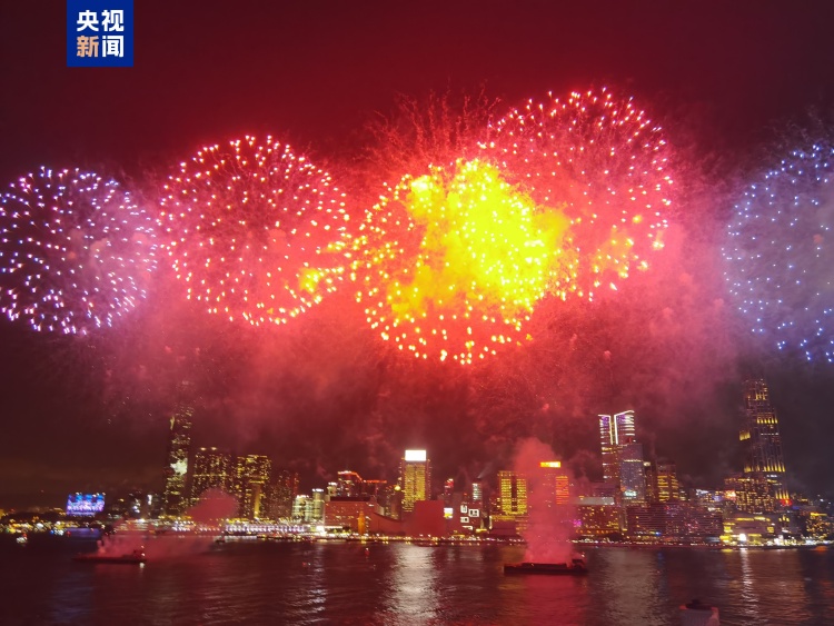 视频丨香港举行国庆烟花汇演 庆祝中华人民共和国成立77周年