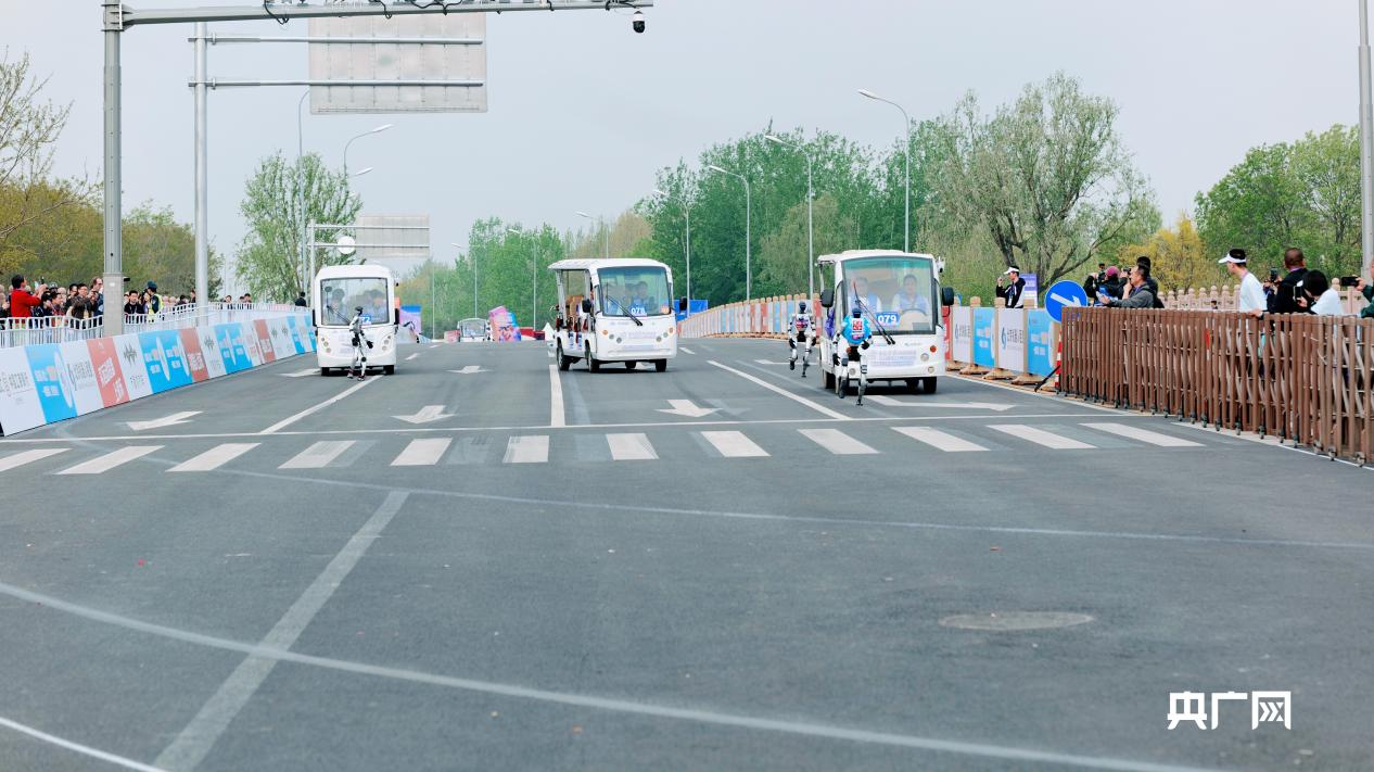 芮见一线丨从“人机共跑”到“人机共融”！人形机器人用半马成绩回答开局新期待