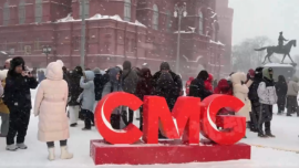 暴雪难挡热情 俄罗斯民众冒雪看春晚