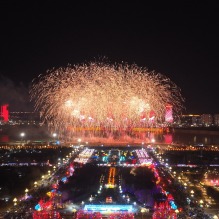 2025元宵夜，看鄂尔多斯用“科技”点亮夜空