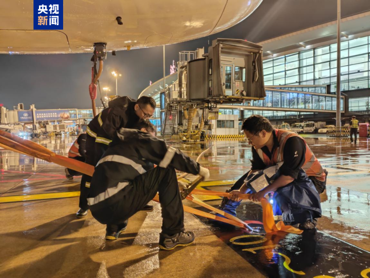 受台风“竹节草”影响 上海400余航班取消 轮渡停航