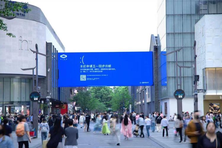 杭州西湖边 这座廊桥很有戏