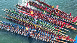 “龙腾潇湘”中国传统龙舟赛在湖南麻阳开赛