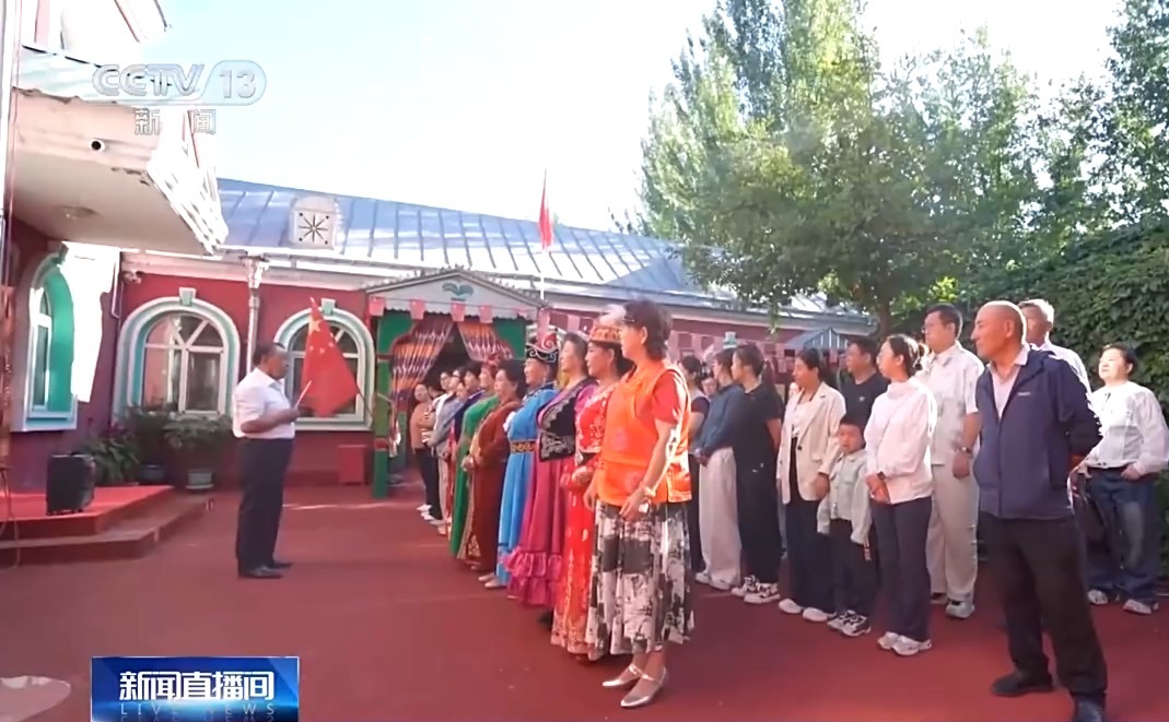 砥砺奋进七十载 天山南北谱华章丨各族人民像石榴籽一样紧紧抱在一起