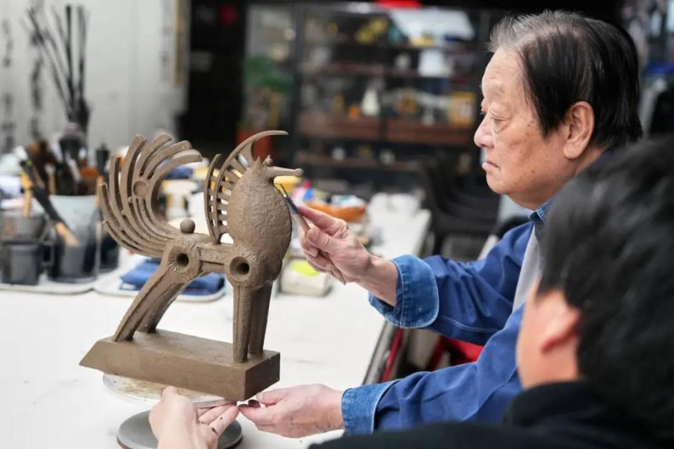韩美林雕塑《天马》“从天而降”， 昂首伫立天津大学冯骥才文学艺术研究院博物馆主入口