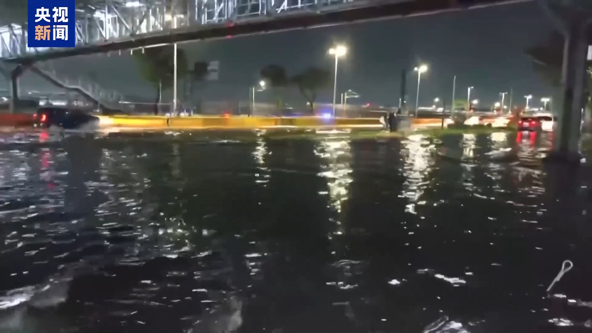 墨西哥城遇70多年来最强降雨 地标广场被淹 机场瘫痪