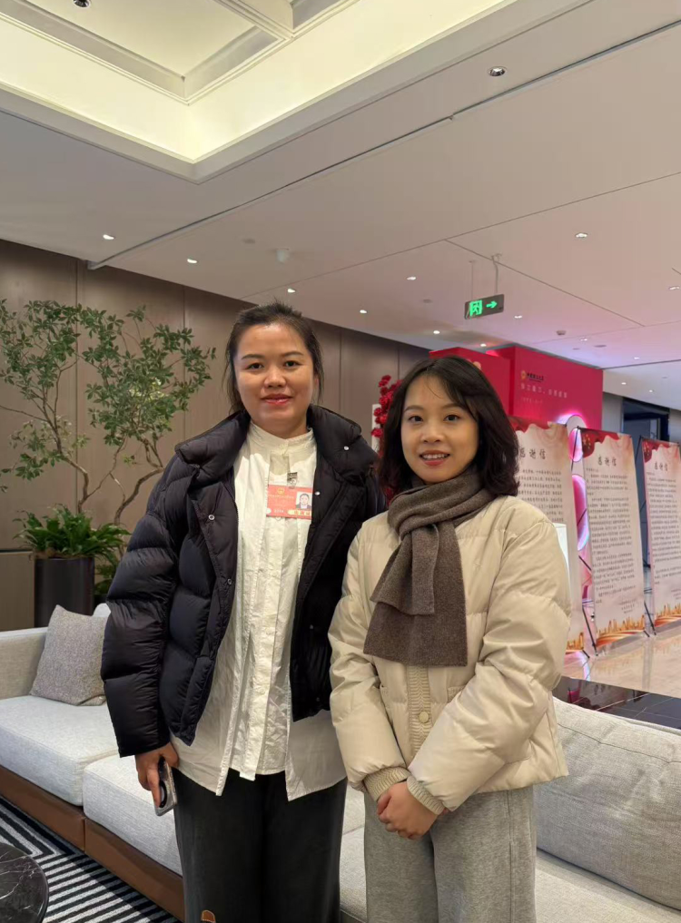 （两会记者手记）从一位人大代表带上两会的背包中 我触摸到中国民主的温度_fororder_9b75709b64544715ac3c35c8a7c09669