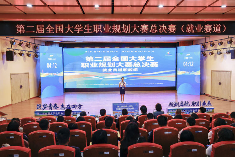 新华全媒+｜扩岗471.8万！教育部打出毕业生就业“组合拳”