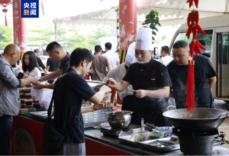 赞比亚中国春节庙会在赞首都举行 总台春晚宣传片惊艳亮相送年味