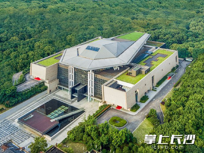 湖南博物院暑期再开“夜游模式” 新增散客预约名额5000个_fororder_mmexport5604ff4ab96f269912b1bfb72230113f_1750810204006