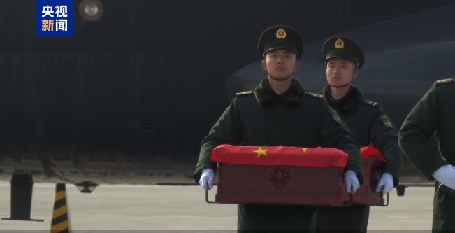 43名搬运烈士遗骸棺椁的礼兵正按序下机 对棺椁进行整理