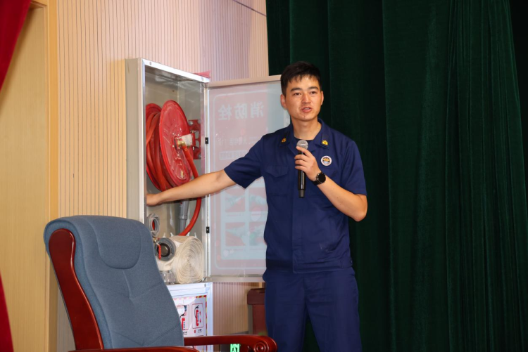 张掖肃南：“课堂+战场”双联动 筑牢校园消防安全墙_fororder_图片4