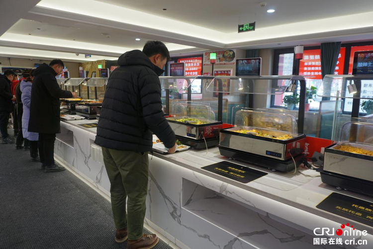 【人民城市·温情中国】乌鲁木齐:民生工程有温度 民生服务有力度