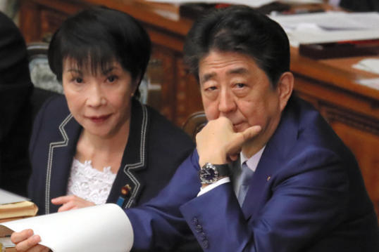 自民党选出首位女总裁 11天后日本或产生首位女首相