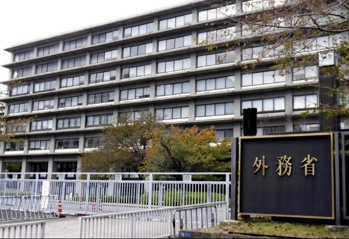 两车在日本外务省前相撞 至少4人受伤