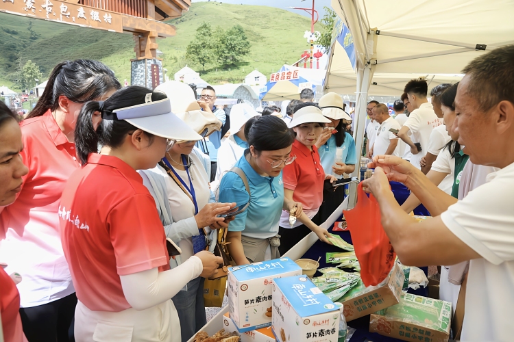 六月六山歌节人气爆棚 游客共享文化盛宴带火经济_fororder_1