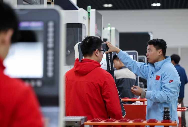 资讯有故事丨从世界冠军到全国人大代表 杨登辉建言技能人才培养新模式