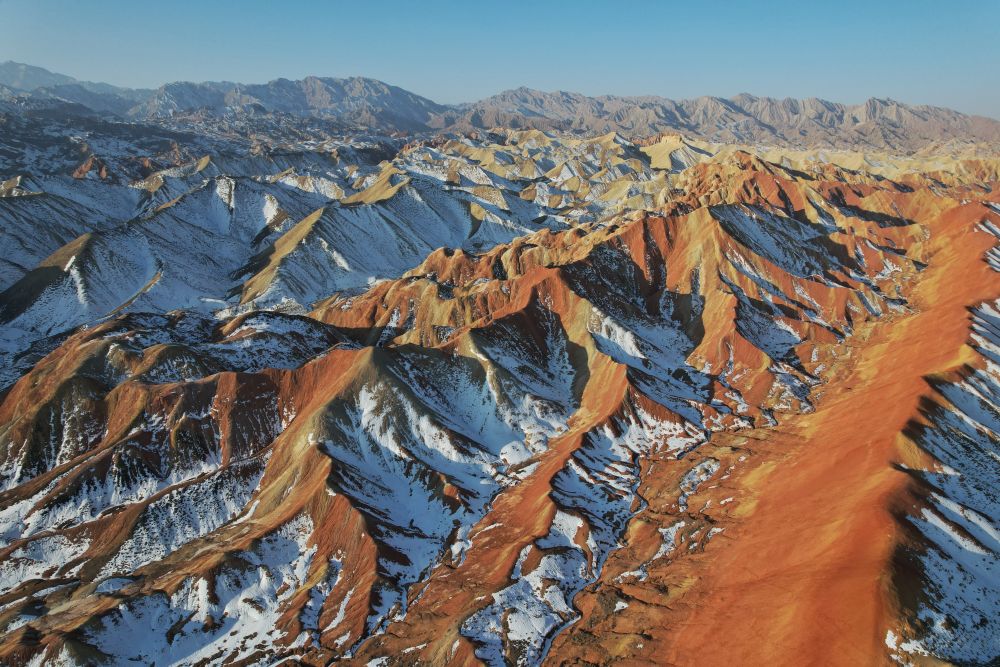张掖：雪后丹霞半山素裹半山霓