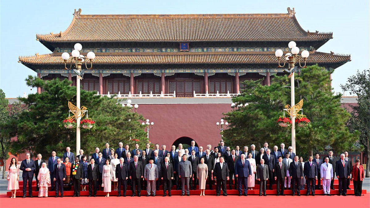 习近平同出席纪念大会的各国嘉宾合影留念_fororder_303a74745efb41b9b2ddacf68b9de6ae.1200x675