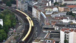 德国柏林约20所学校遭袭击威胁 警方发起调查