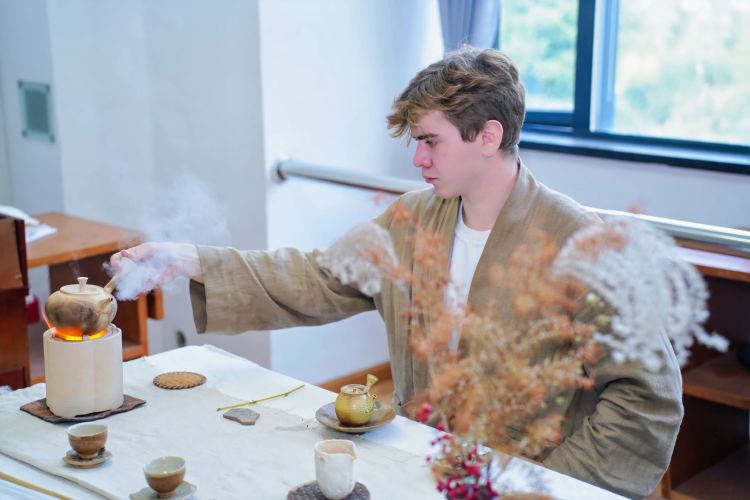 资讯有故事丨俄罗斯小伙儿为何对中国茶文化情有独钟？