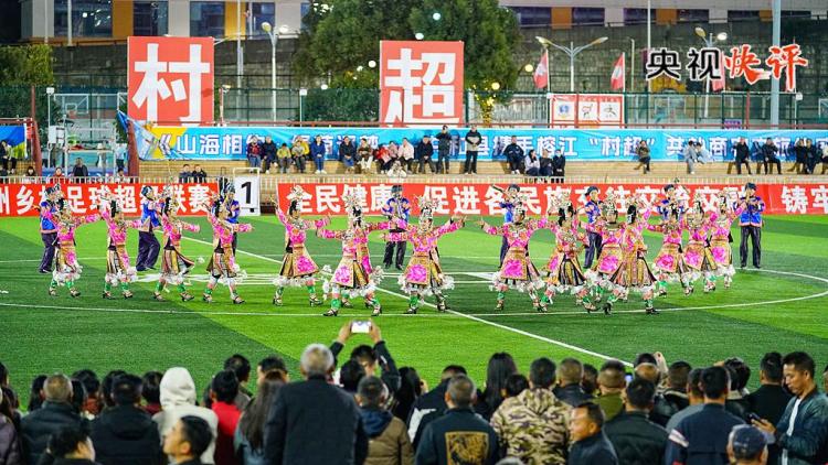 央视快评丨为梦想奋斗 为幸福打拼