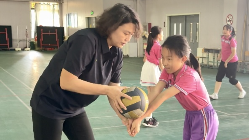 燃动排球梦！天津女排退役名将走进育婴里小学 传承女排精神